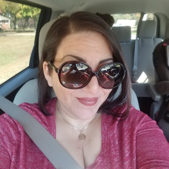 Profile Picture of Ana Ronzone (@anaronzone) on Poshmark