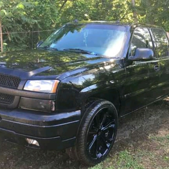 Profile Picture of Guillermo Tello (@guillermo_tello) on Poshmark