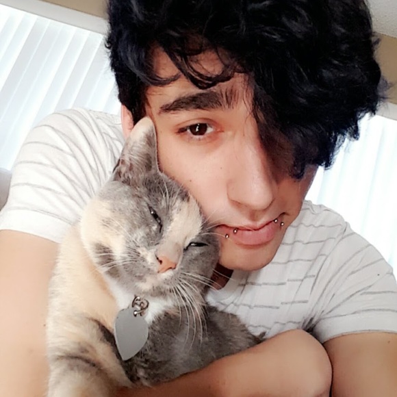 Profile Picture of Izzy Cutchall (@cutchallac) on Poshmark