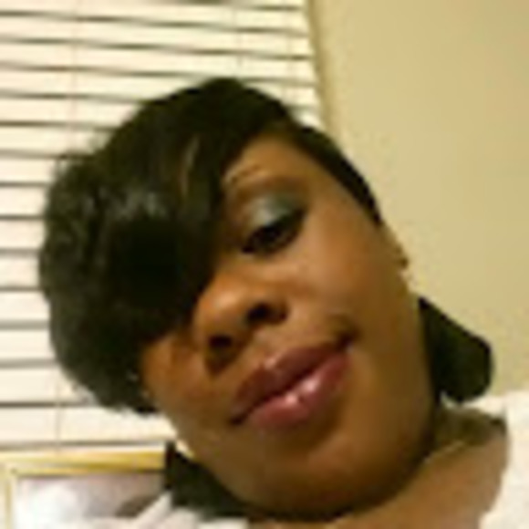 Profile Picture of Danielle Bunton selby (@lildandjohn4) on Poshmark