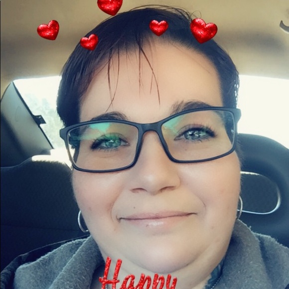 Profile Picture of Julia Jones (@drtyfknj3w) on Poshmark