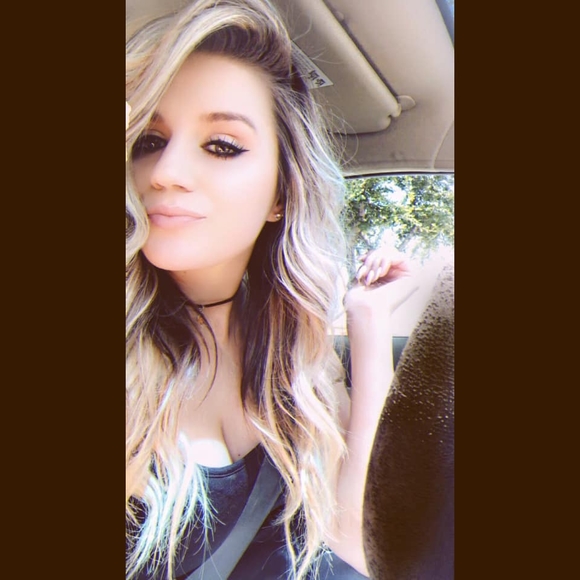 Profile Picture of Janelle Coats (@janellecoats) on Poshmark