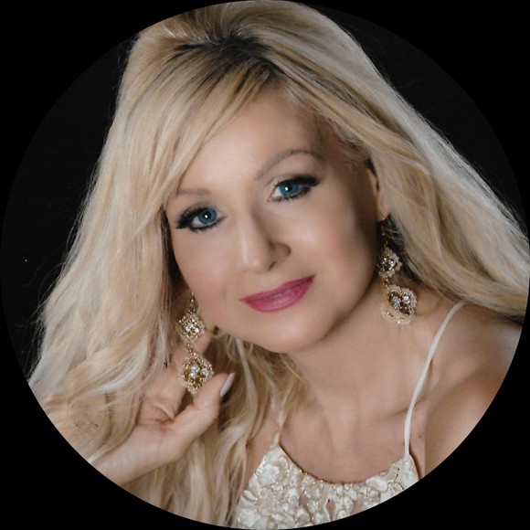 Profile Picture of Amelia Simmons (@amelial313) on Poshmark