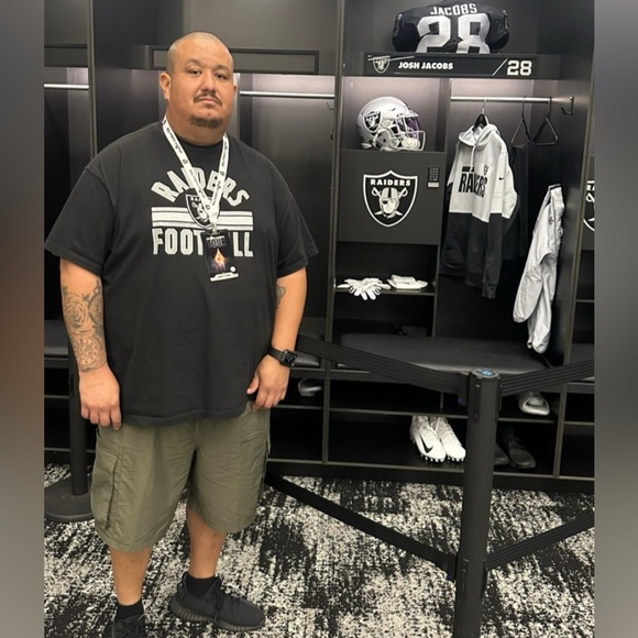 Profile Picture of Alex Ayon (@alx23) on Poshmark