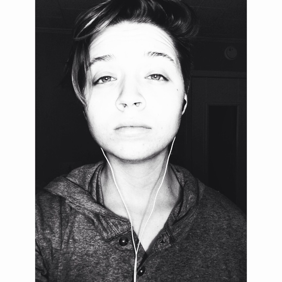 Profile Picture of Shelby Ohlenforst (@shelbikenz1) on Poshmark