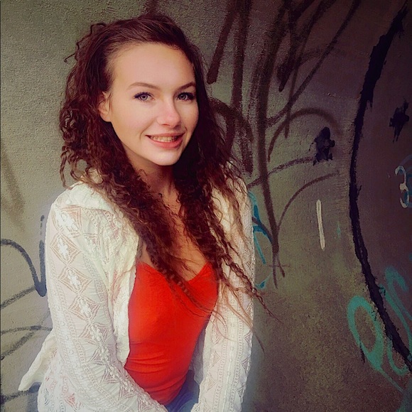 Profile Picture of Mercy Vaaler (@mercvaal7) on Poshmark