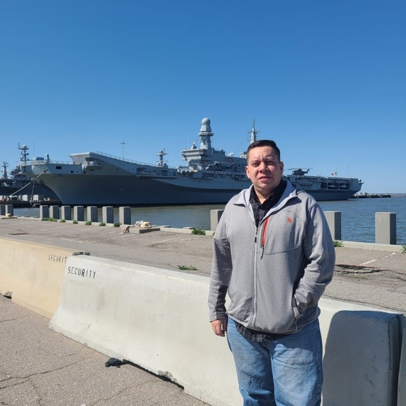 Profile Picture of Alex Alamos (@alex16082312) on Poshmark