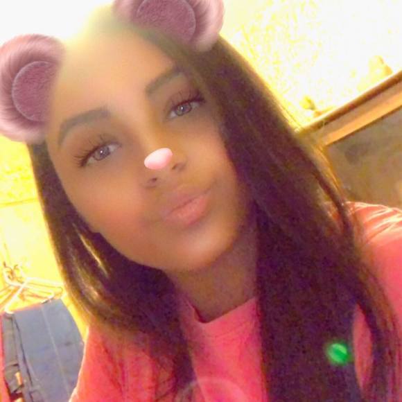 Profile Picture of Jasmine Lowe (@jazzy_2000) on Poshmark