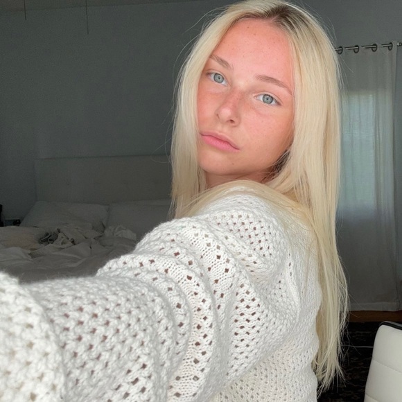 Profile Picture of Flora Meyer (@flora_meyer) on Poshmark