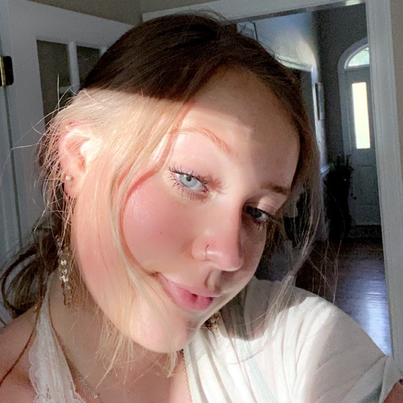 Profile Picture of Sophia Wagner (@swaggy03831) on Poshmark