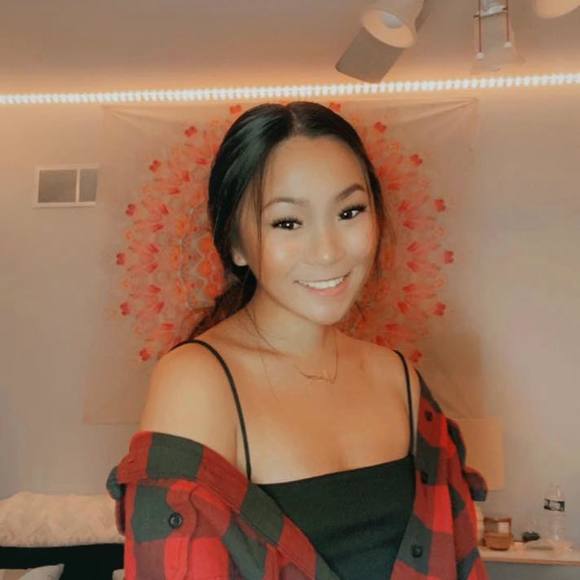 Profile Picture of Kendall Silva (@kendallsilva900) on Poshmark