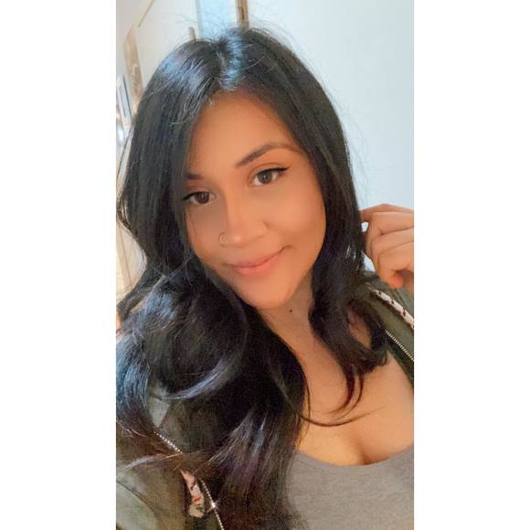 Profile Picture of Esmeralda Flores (@emeraldvflores) on Poshmark