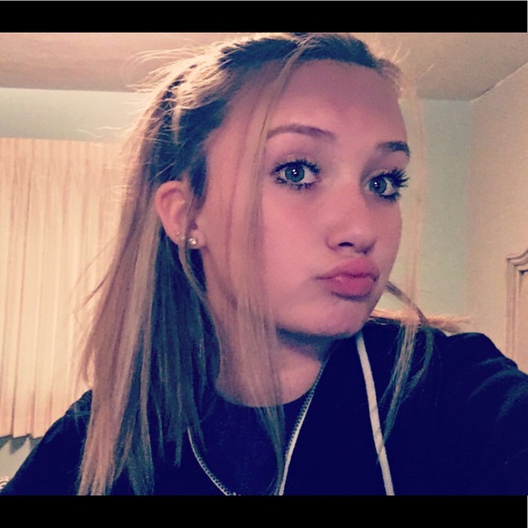 Profile Picture of Alyssa Birri (@alyssabirri) on Poshmark