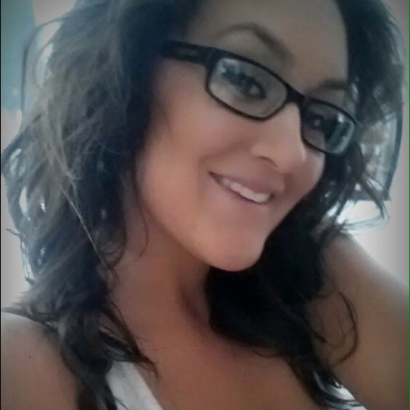 Profile Picture of Amy Oachs (@aoachs) on Poshmark