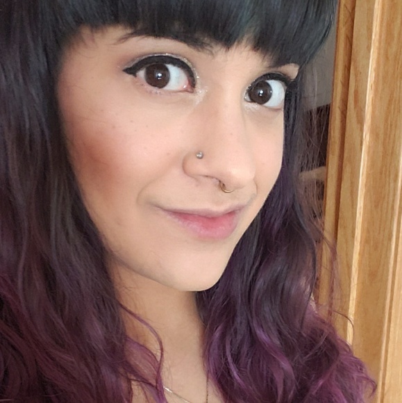 Profile Picture of Andraea Girard (@andraealynne) on Poshmark