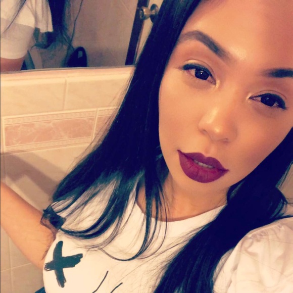 Profile Picture of Amber Starks (@aimibeauty) on Poshmark