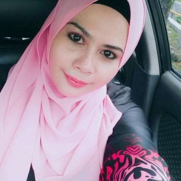 Profile Picture of Nora Edora (@famynora) on Poshmark