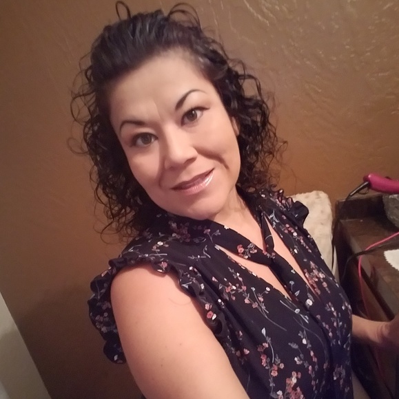 Profile Picture of Mary Arviso (@marylarviso) on Poshmark