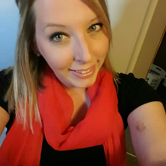 Profile Picture of Sarah Bartnick (@sarahlynn30) on Poshmark
