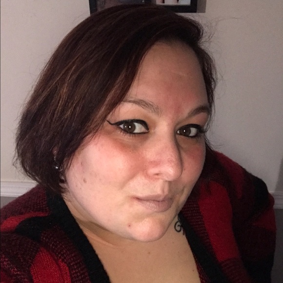 Profile Picture of Jasmyn Holdsworth (@jholdsworth) on Poshmark