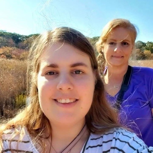 Profile Picture of Amanda Donahue (@manda661614) on Poshmark