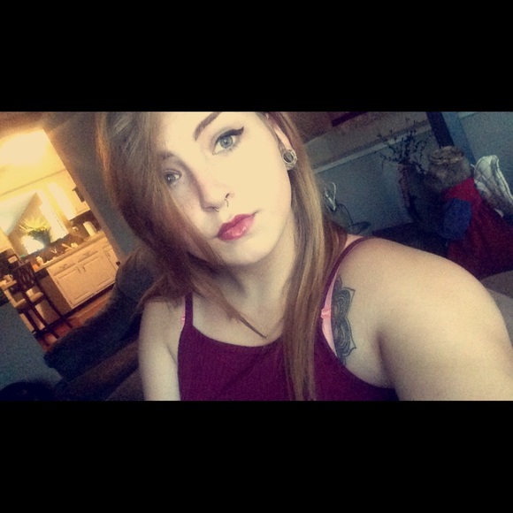 Profile Picture of Sammi Roberts (@sammixroberts) on Poshmark