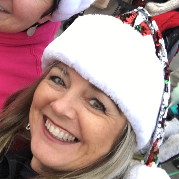 Profile Picture of Dee dee Hosfeld (@deedeehosfeld13) on Poshmark