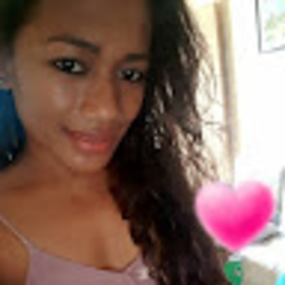 Profile Picture of Julie Loomis (@julieloomis) on Poshmark