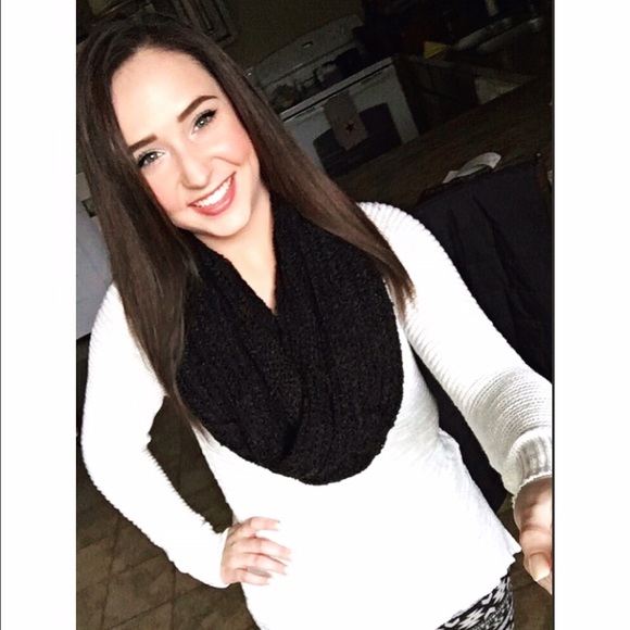 Profile Picture of Shelbie Tramell (@shelbieeet) on Poshmark