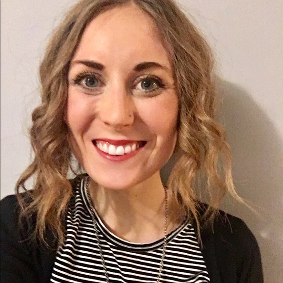 Profile Picture of Melanie Conover (@melanietconover) on Poshmark