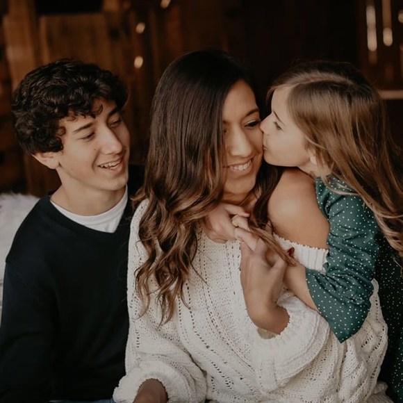 Profile Picture of Amanda Olivares (@aolivar) on Poshmark