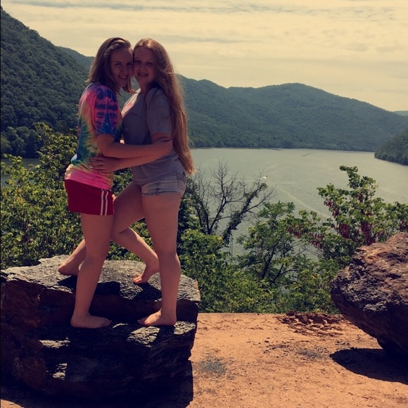 Profile Picture of Danielle Tuttle (@danielleetuttle) on Poshmark