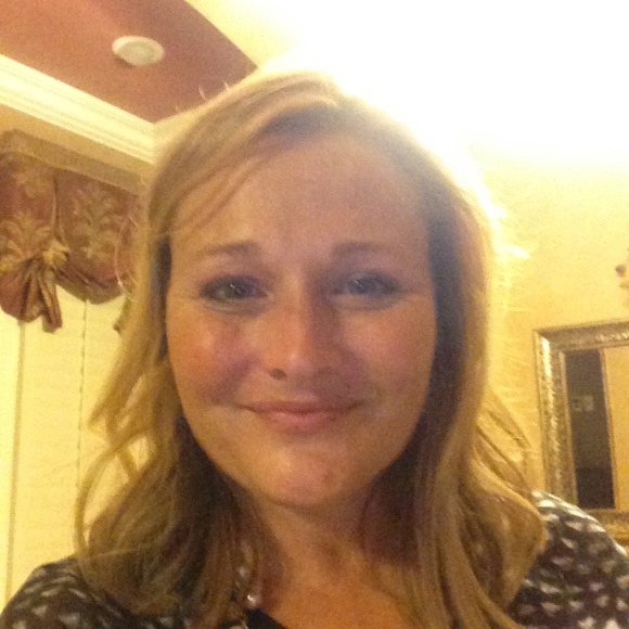 Profile Picture of Ellen Cline (@lnrose) on Poshmark