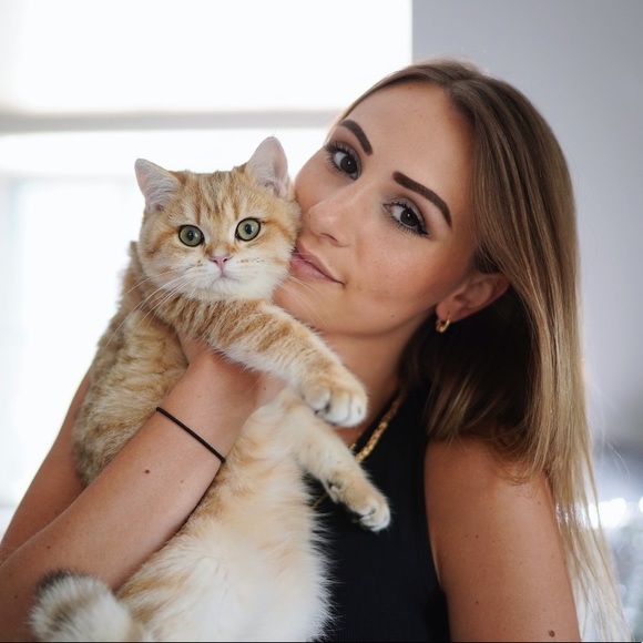 Profile Picture of Dom Teta (@dominiqueteta) on Poshmark