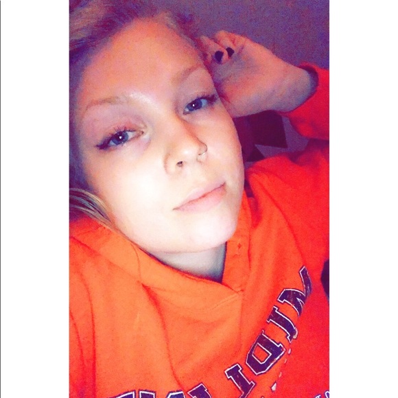 Profile Picture of Chaylee Galley (@chaylee89) on Poshmark