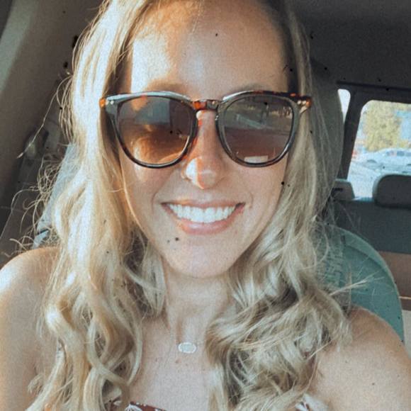Profile Picture of Jessica Applegate (@jessapplegate) on Poshmark