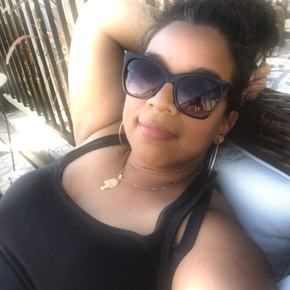 Profile Picture of Angie Pariona (@angie_mtl) on Poshmark