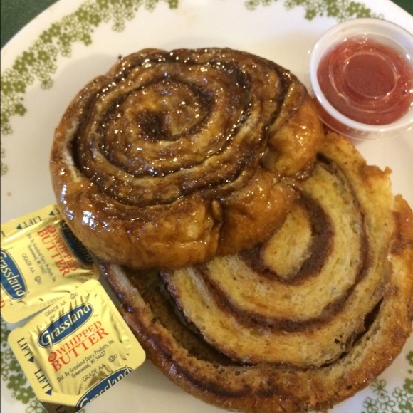 Profile Picture of Michaela Hollister (@michaelawray) on Poshmark