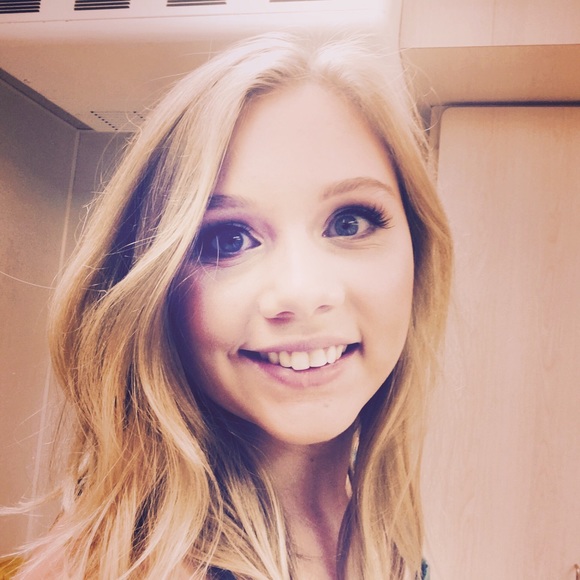 Profile Picture of Hannah Benoit (@hannahrbenoit20) on Poshmark