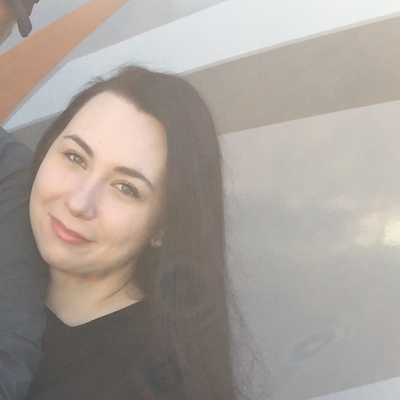 Profile Picture of Crystal Bloom (@crystalbloom) on Poshmark