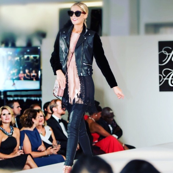 Profile Picture of Hope Hodgson (@clothesofhope) on Poshmark