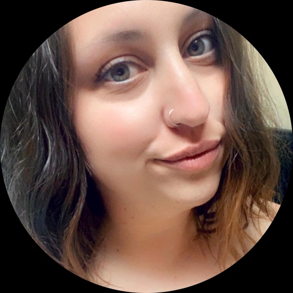 Profile Picture of Lisa Peltier (@lisapltr) on Poshmark