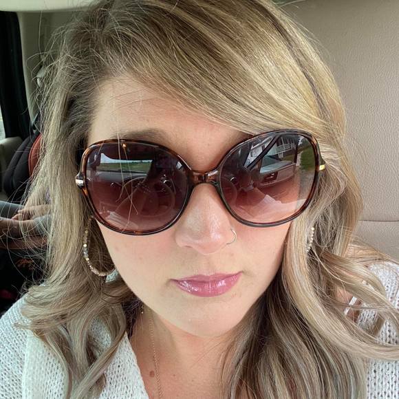 Profile Picture of April Gann (@apl_rogan) on Poshmark