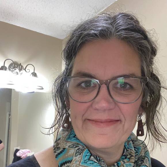 Profile Picture of Jennifer Starratt (@jstarratt) on Poshmark