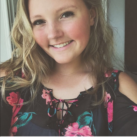 Profile Picture of Emily Halsted (@emily_halsted) on Poshmark