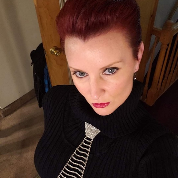 Profile Picture of Kelleanne Curran (@theartfulbrats) on Poshmark