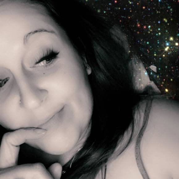 Profile Picture of Shelly Ann (@shellzuk17) on Poshmark