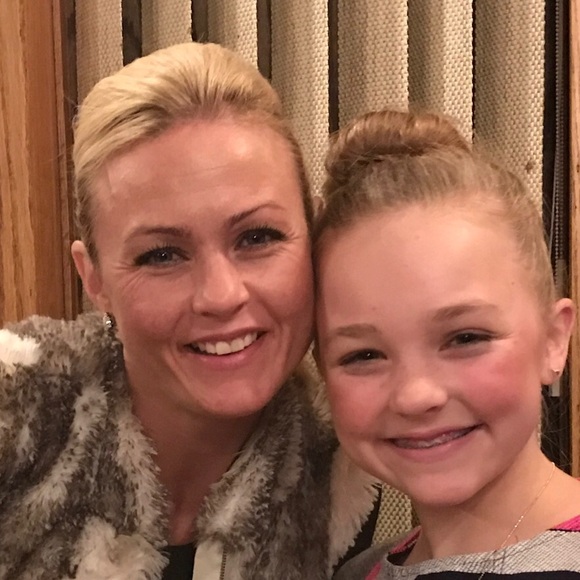 Profile Picture of Melissa Barnabo (@mbarnabo) on Poshmark