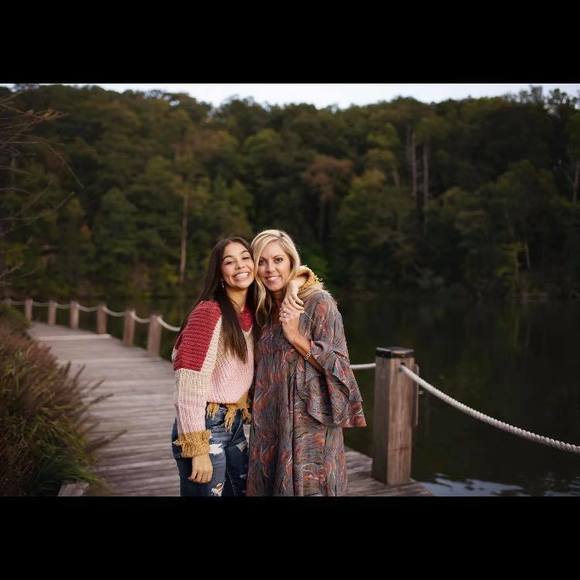 Profile Picture of Chloe Hardin (@chloehardin186) on Poshmark