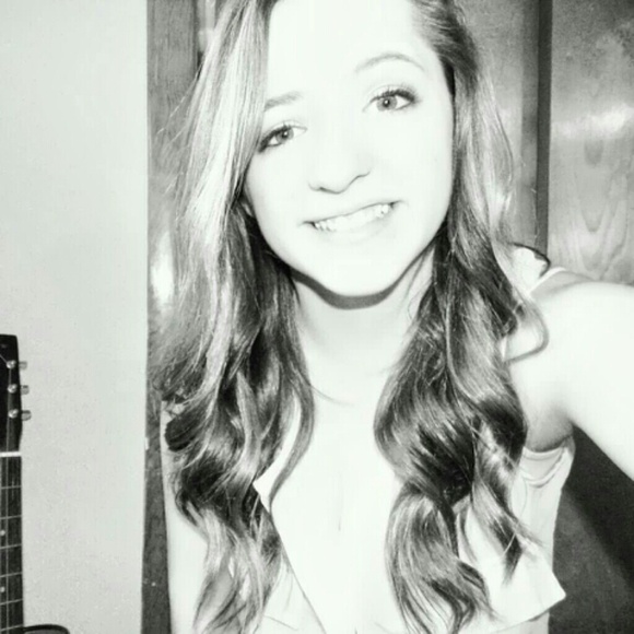 Profile Picture of Victoria Dozois (@victoriadozois) on Poshmark